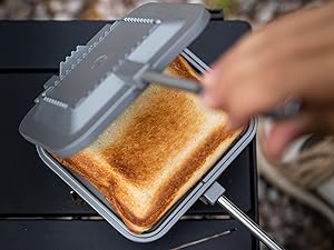 Deep bottom At 4cm deep, you can stack two thick slices of bread and toast them evenly.